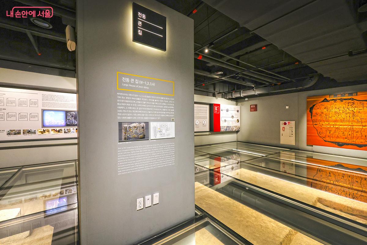 역사 도시 서울의 골목길과 건물 터를 신박한 전시관에 만나게 된다. &copy;김주연
