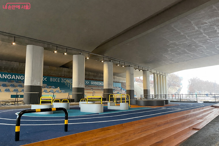 강동구 고덕천교 하부에 생활체육과 휴식이 결합된 &lsquo;고덕천 라운지&rsquo;가 조성됐다.  