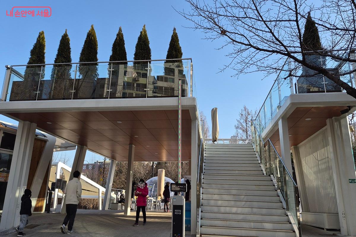 당현천 전망이 가능한 당현마루 루프톱으로 올라가는 길 &copy;권수진