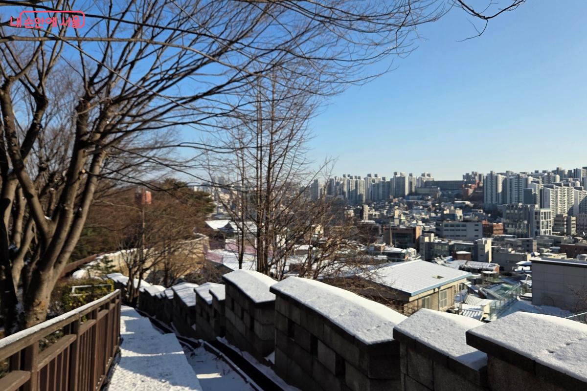 도심에서 접근성이 좋고, 편하게 산책할 수 있는 다산성곽길 &copy;김미선