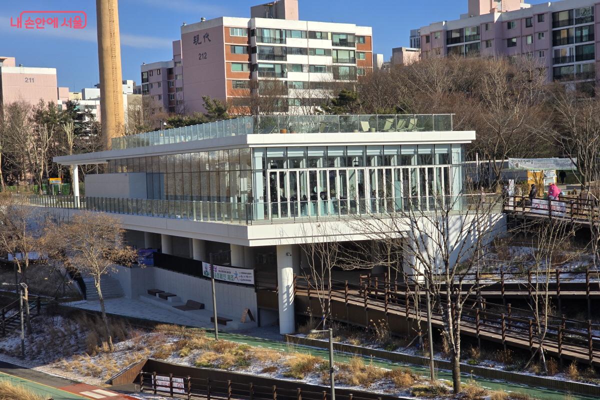 양재천에서 바라본 양재천 수변문화쉼터 &copy;조송연