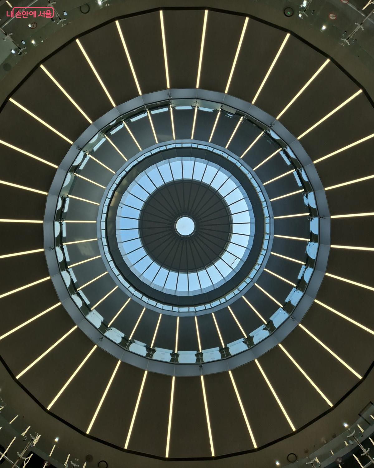 국립항공박물관은 에어터빈, 에어쇼, 에어워크 콘셉트로 디자인 되었다. 사진은 박물관의 지붕 모습 ©송수연