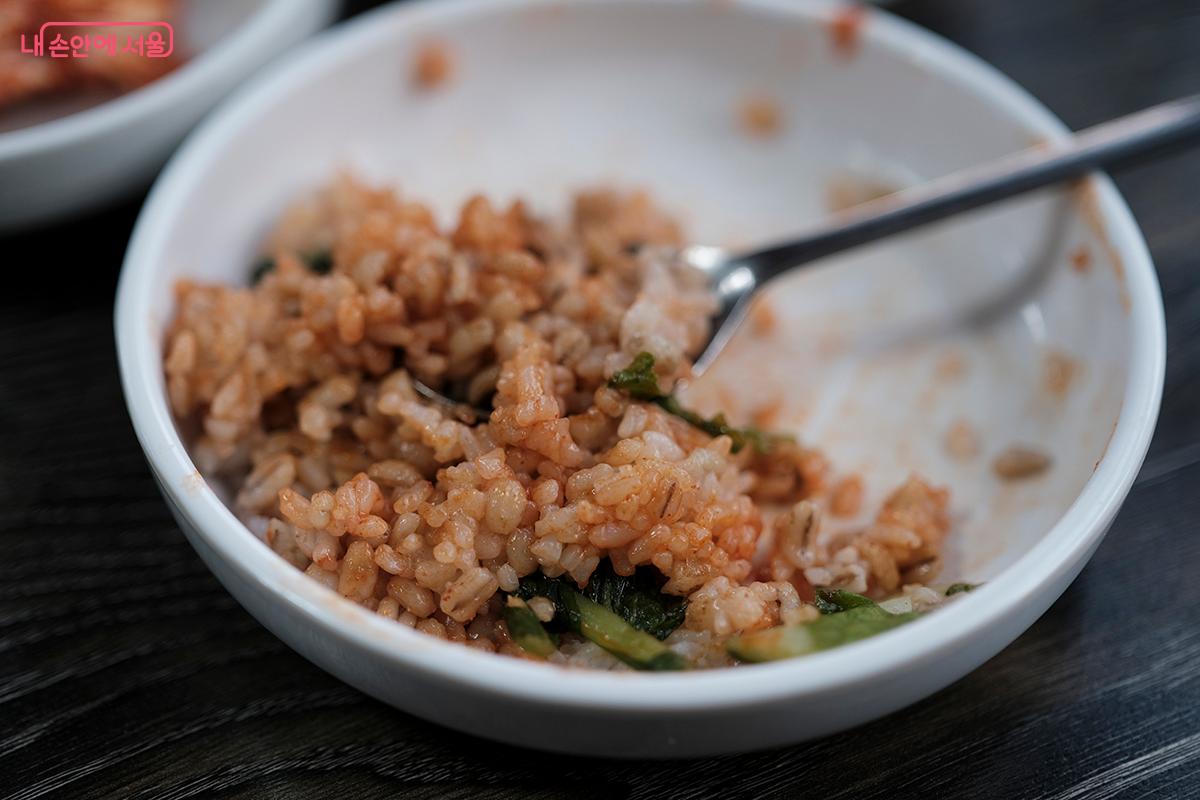 초고추장에 슥슥 비빈 보리밥은 입맛을 자연스럽게 깨운다. ⓒ김아름