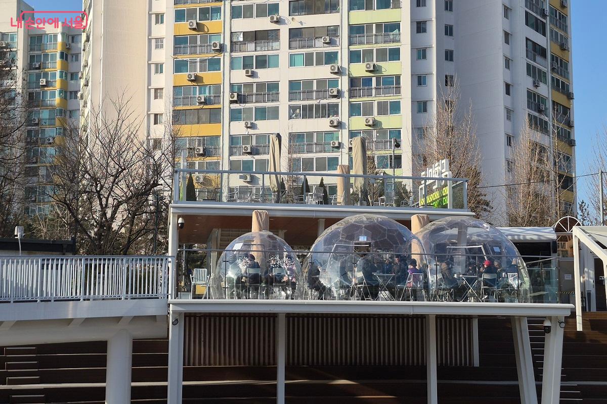 빈자리가 나지 않을 만큼 인기가 좋은 당현마루 이글루 돔 &copy;권수진