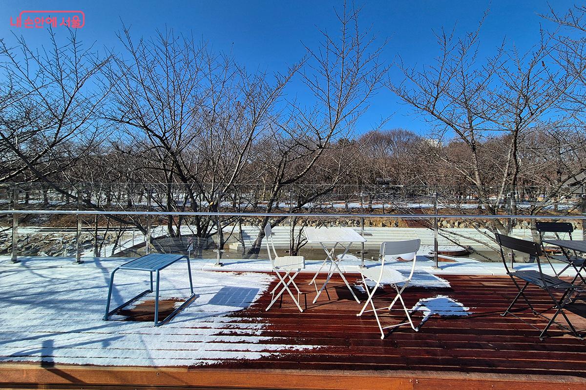 여의천 일대를 조망할 수 있는 카페 2층 루프탑 &copy;이혜숙