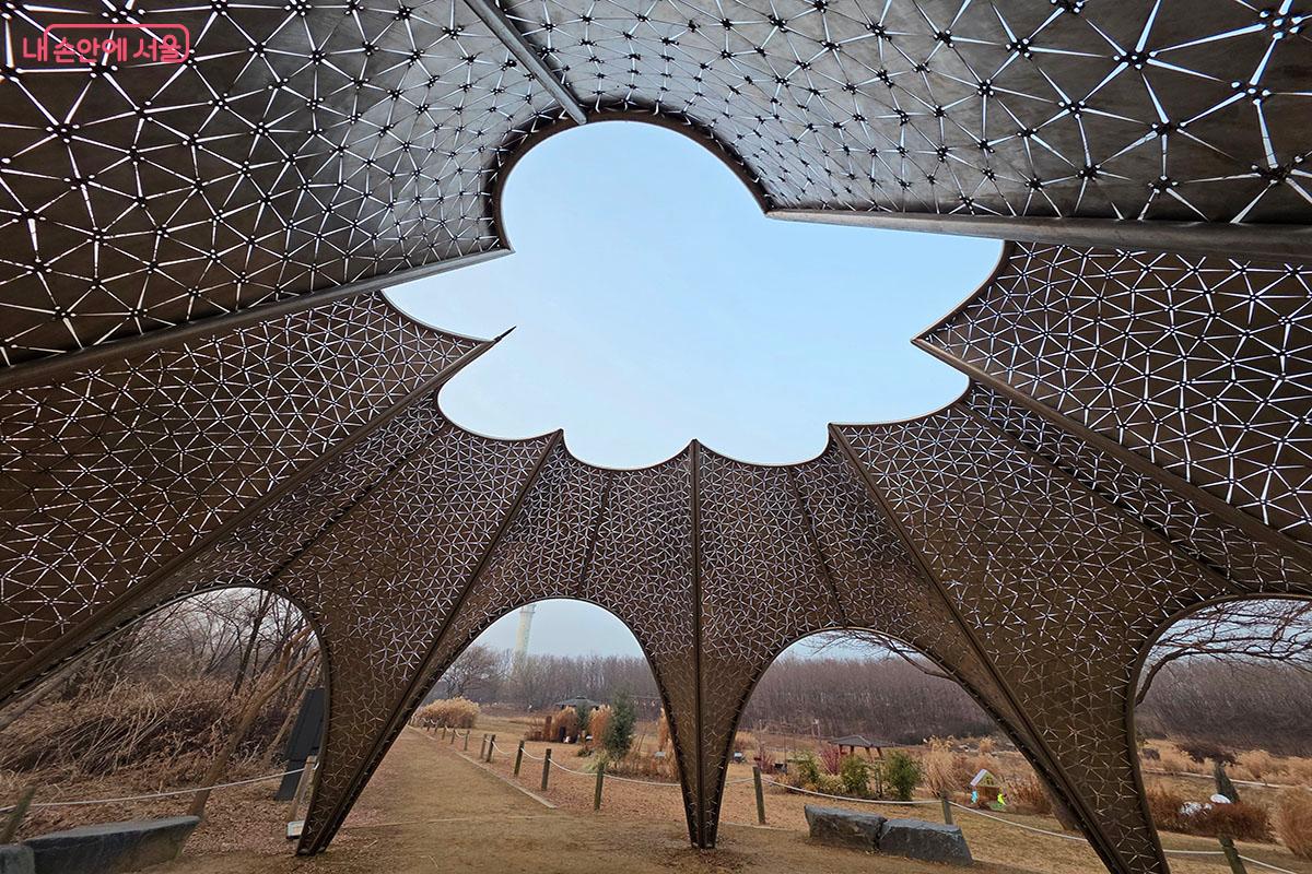 하늘을 볼 수 있는 설치물과 &lsquo;2023 서울정원박람회 존치정원&rsquo; &copy;이정민