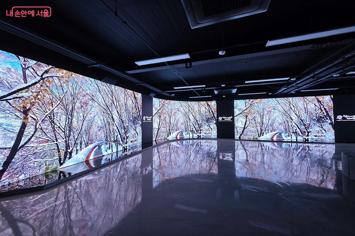 홍제폭포 복합문화센터의 1층 미디어전시관 &copy;이정민