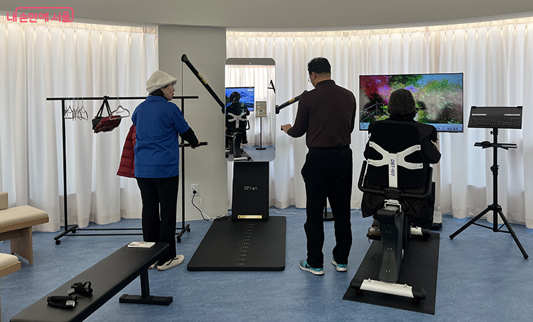 디지털 운동존에서 다양한 운동기기를 체험할 수 있다. 