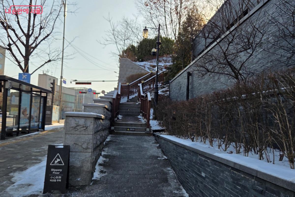 계단을 올라 한양도성 내부 순성길을 걸어간다. &copy;김미선