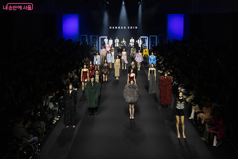 DDP 아트홀 1관 런웨이에서 15개 브랜드가 26 F/W 컬렉션을 선보인다. 사진은 25 F/W  한나신 오프닝 패션쇼