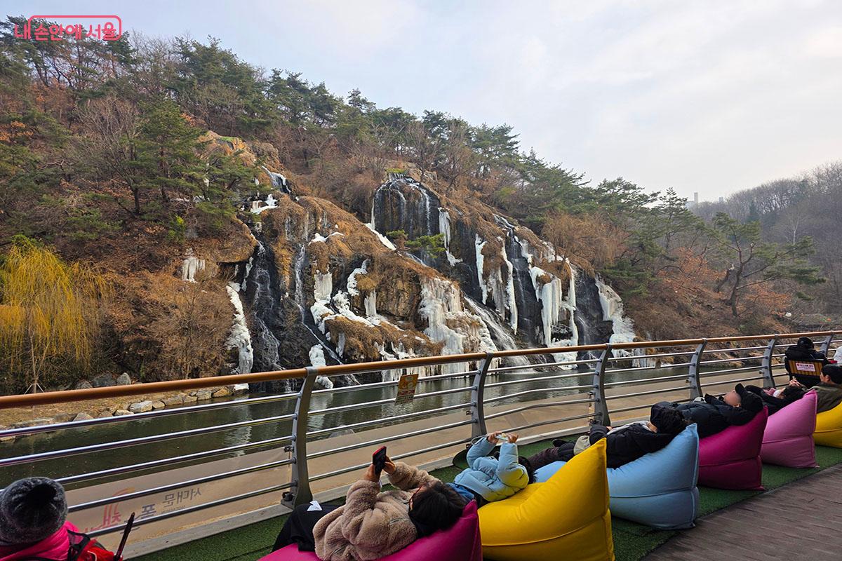 빈백에 누워 홍제폭포를 감상하는 시민들 &copy;이정민
