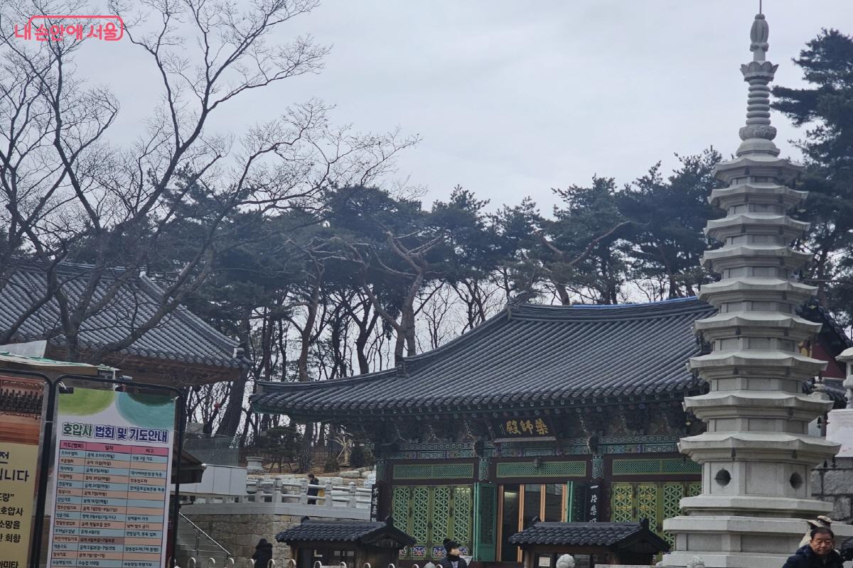 호랑이 괴물을 눌러 다스린다는 의미를 담은 호압사의 전경 &copy;김도희