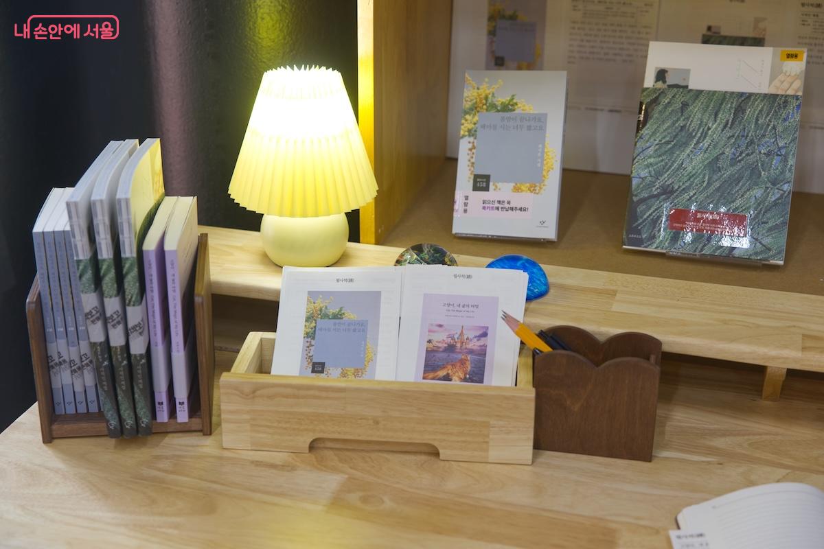 서울책보고의 실내 카페인 &lsquo;카페 느긋&rsquo; 맞은편에 필사 공간이 마련되어 있다. &copy;임중빈