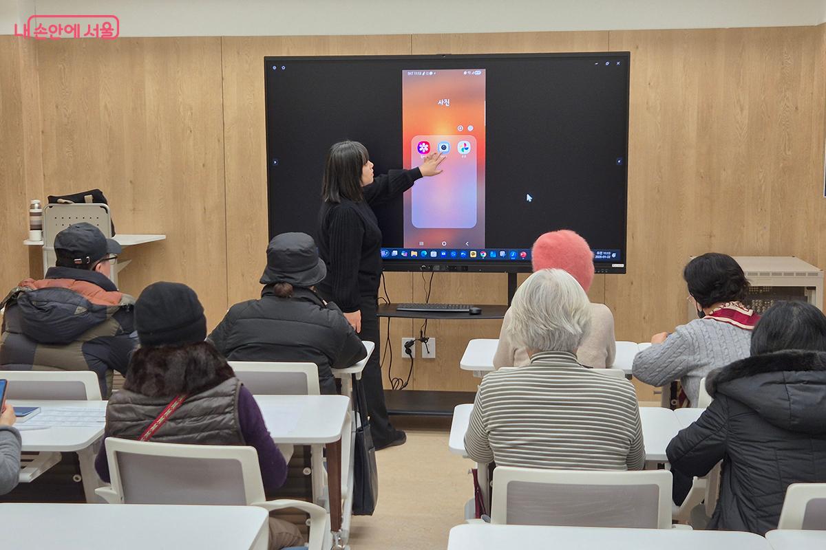 중장년을 대상으로 한 AI 사진, 동영상 편집 등의 교육이 이루어진다. ©백승훈