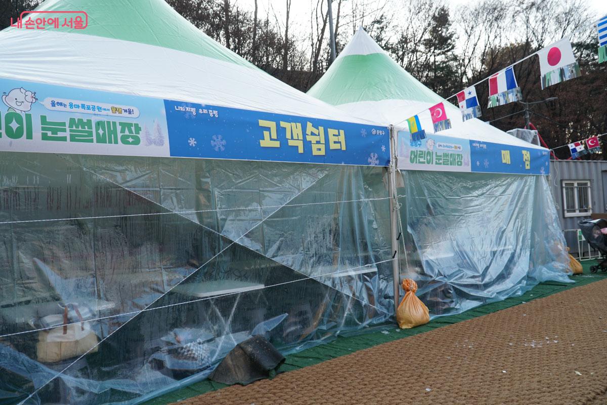 쉼터와 매점이 갖춰져 있어 잠시 휴식을 취하기 좋다. &copy;홍혜수