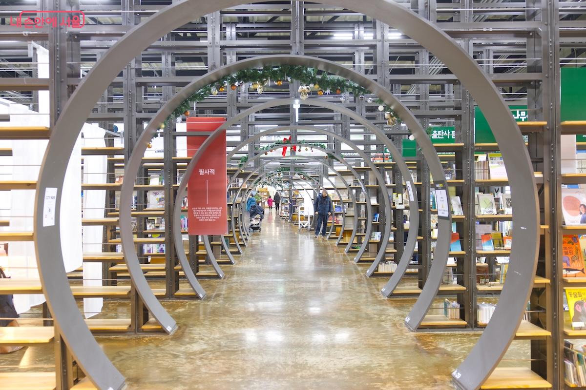 팝업 서가, 취향상점, 큐레이션 서가 등 다양한 특화 공간을 보유하고 있다. &copy;임중빈