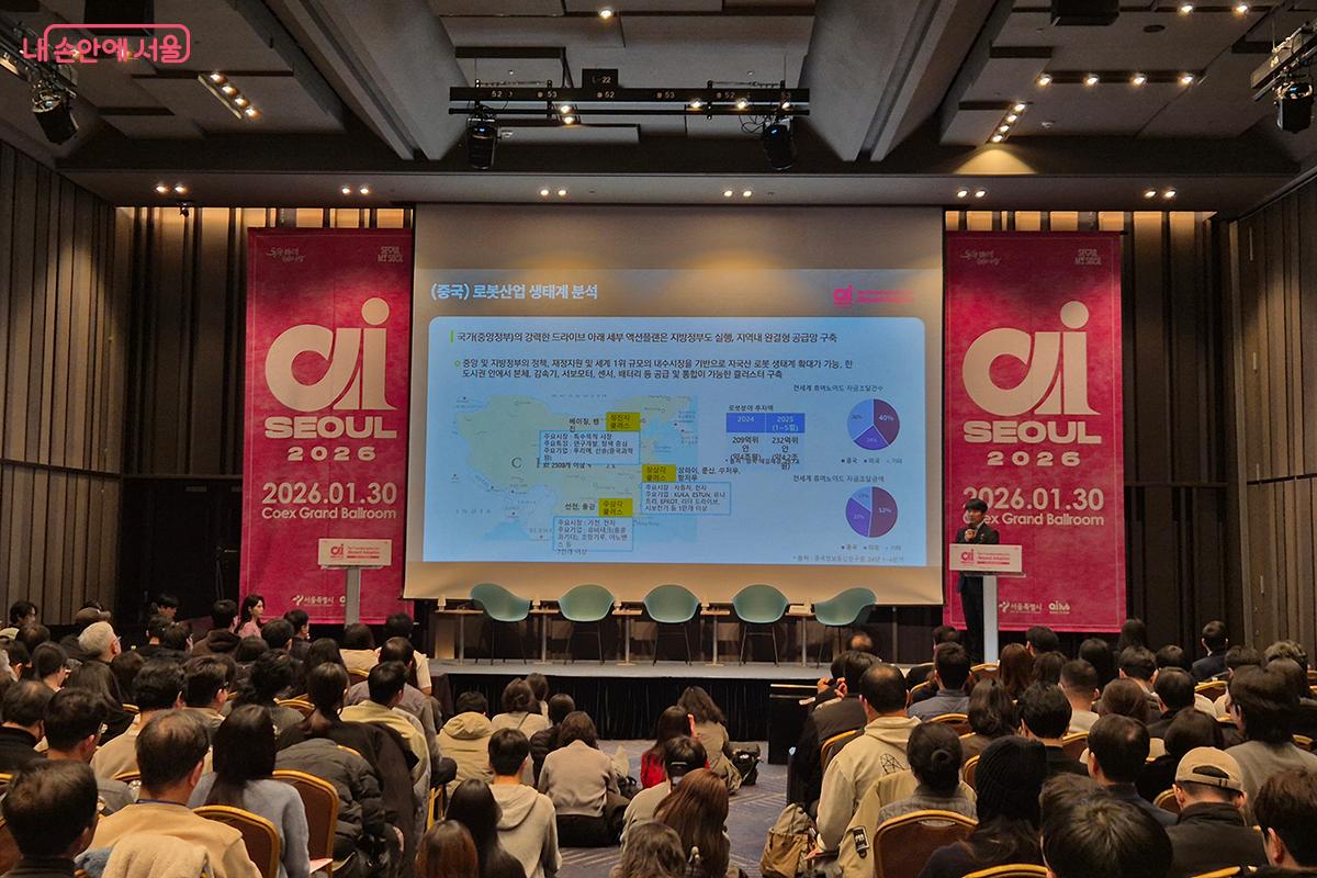 특히 대한민국 육군, 공군 AI 전략 담당자들이 나와 군과 민간 업체의 협력에 대해 강연해 큰 관심을 끌었다.