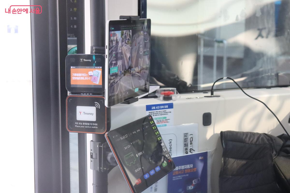 청계천의 자율주행버스에는 운전석이 사라지고 다양한 센서가 보인다. &copy;조송연