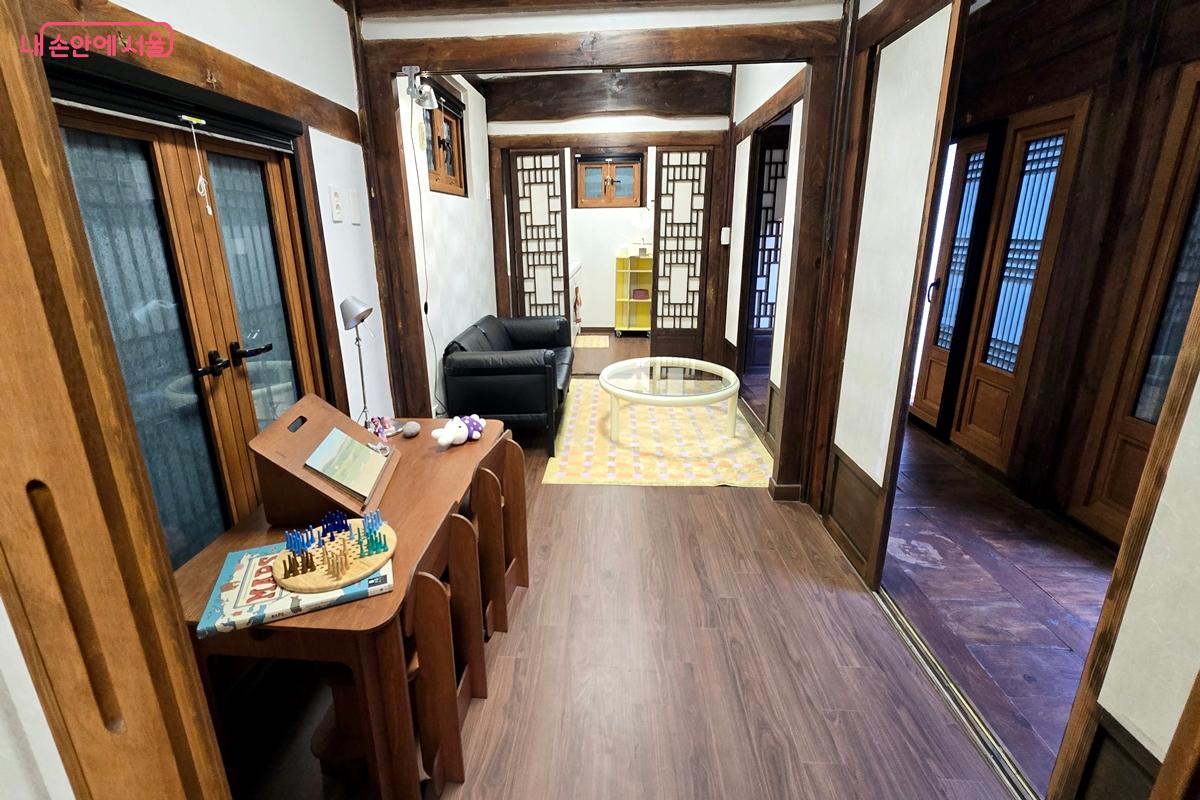 '미리내집 연계형 공공한옥' 현장 개방행사에서 살펴본 한옥 거실과 주방 ©김윤경