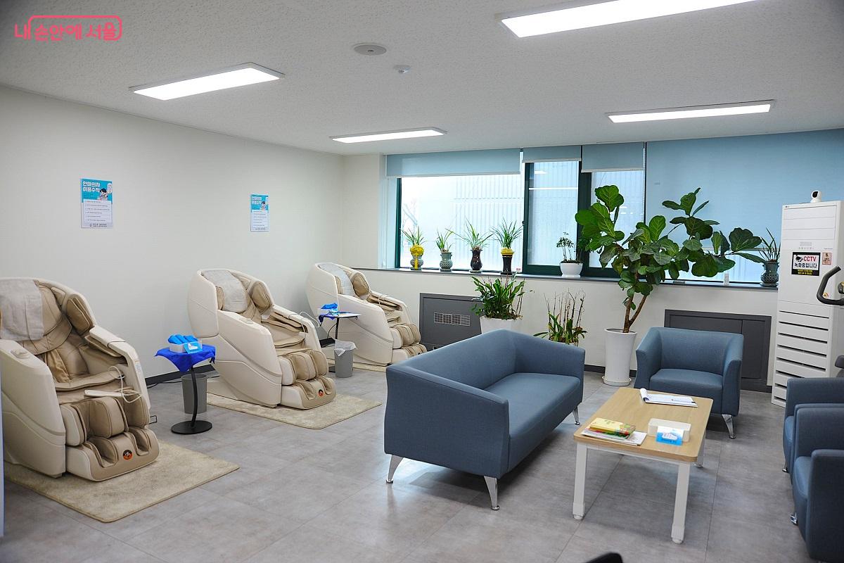 쉼터 내 휴식 시설 &copy;조수봉