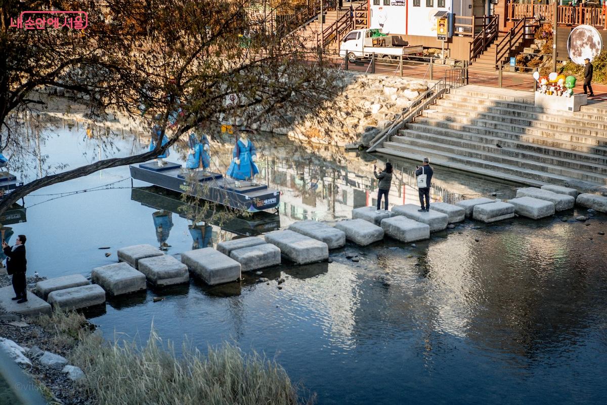서울빛초롱축제를 위해 우이천에 전시된 '어가행렬' &copy;이진형