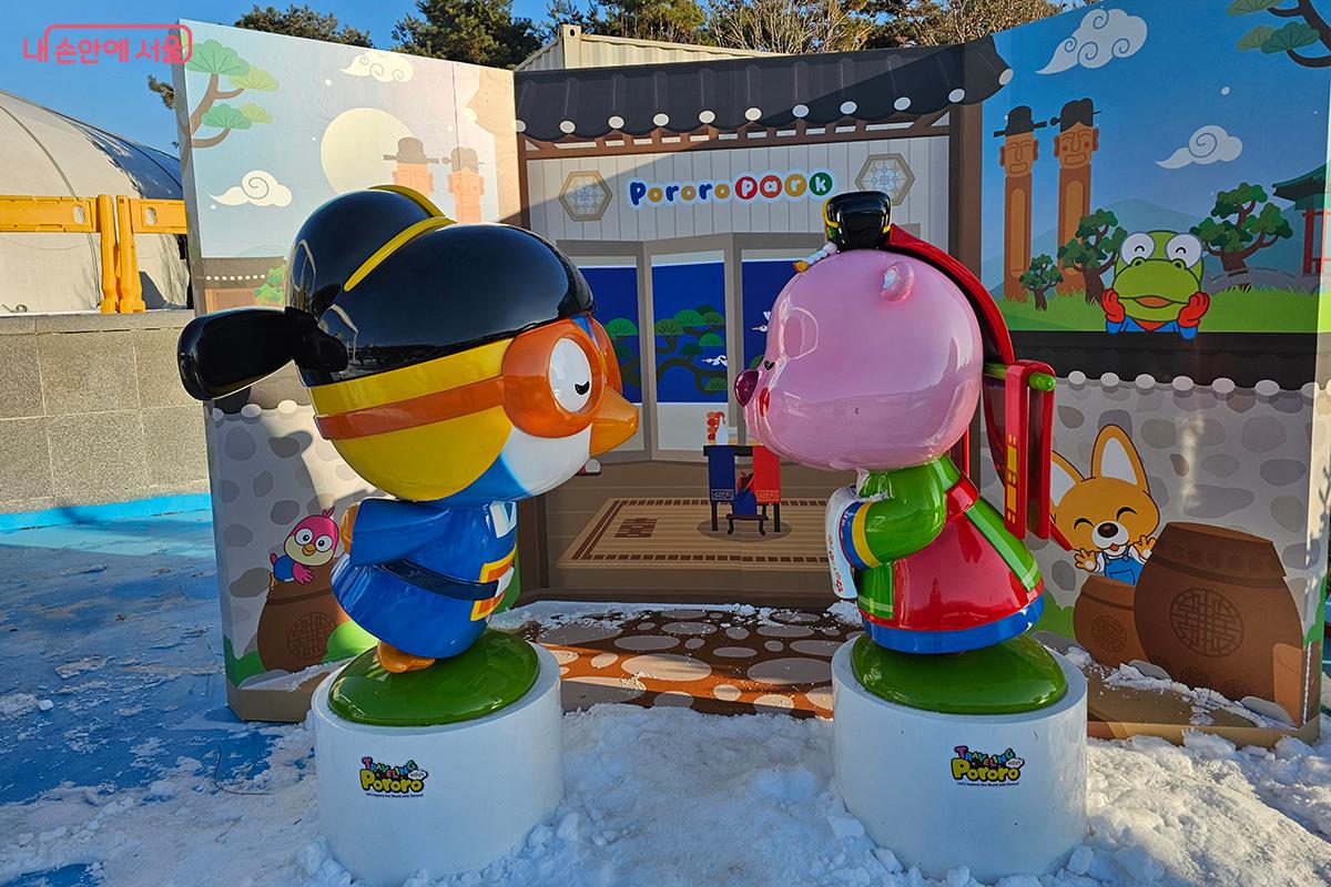 뽀로로 빌리지는 포토존과 캐릭터 퍼레이드는 캐릭터를 활용한 다채로운 공간 연출로 겨울 축제의 즐거움을 한층 더 끌어올린다. &copy;이혜숙