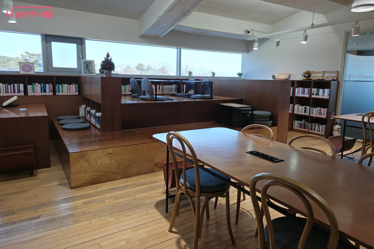 3층에도 열람실이 마련되어 편하게 이용할 수 있다. &copy;김미선