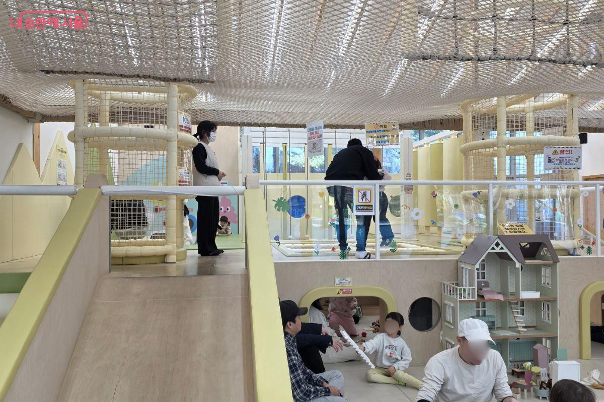 중평공원점에는 그물을 오르고 내려오는 놀이를 할 수 있는 미끄럼틀도 있다.