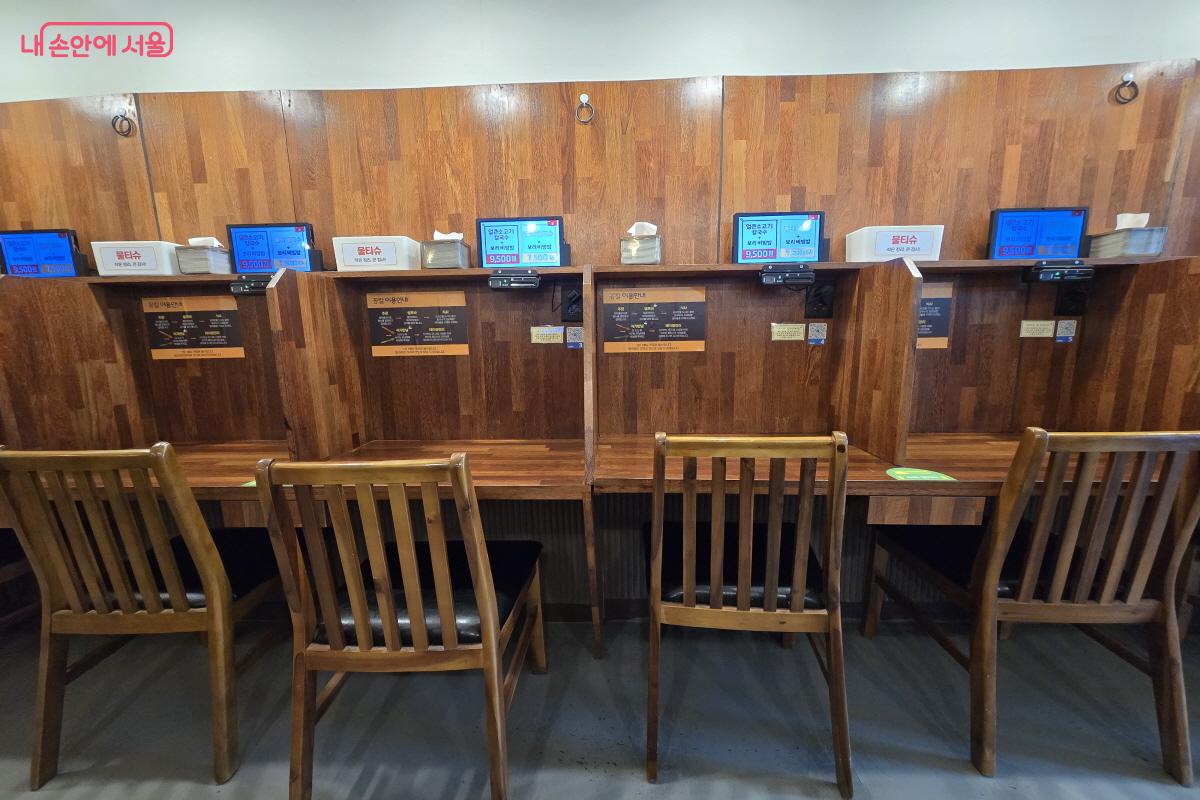 혼밥 하는 청년을 위한 좌석 &copy;조수연