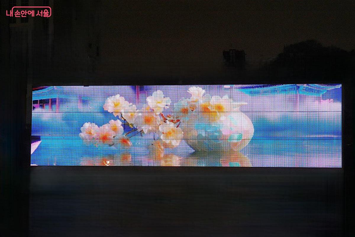 이 작품은 작은 자개 조각이 모여 자연을 이루는 과정을 담은 작품이다. &copy;조수봉