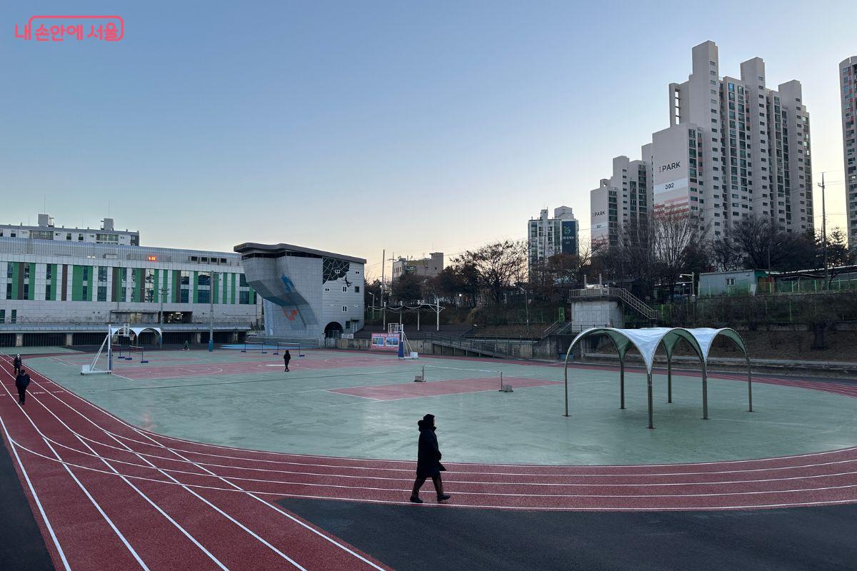 누구나 편하게 운동을 할 수 있는 공간으로 거듭났다.&copy;김재형