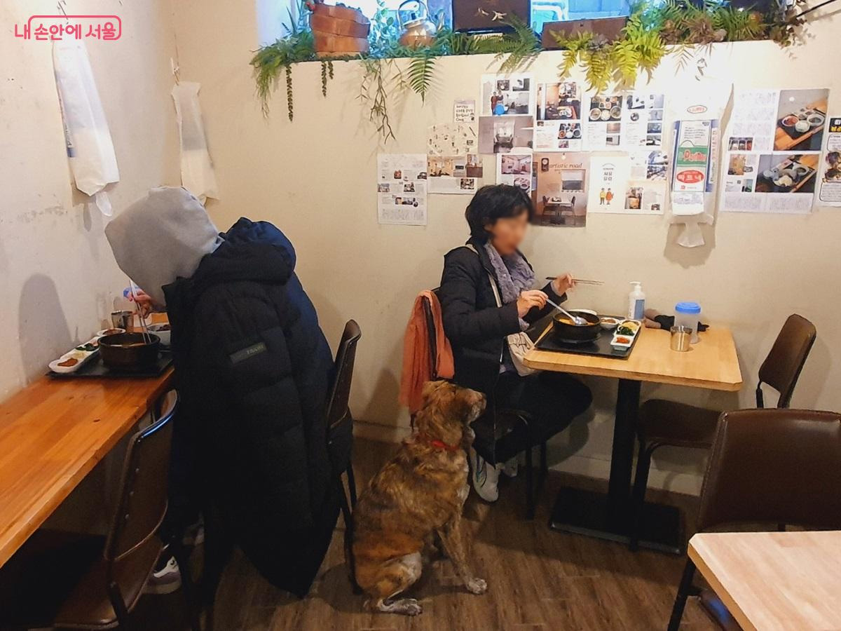 집밥 같은 동네식당을 지향하고 있는 '구내식당' 내부 &copy;엄윤주