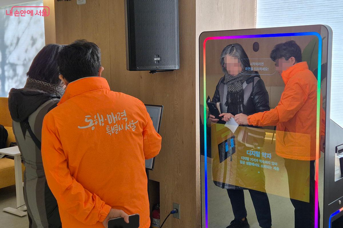 상주 매니저들이 디지털 사용에 익숙하지 않은 고령 이용자들의 편의를 돕는다. ©백승훈