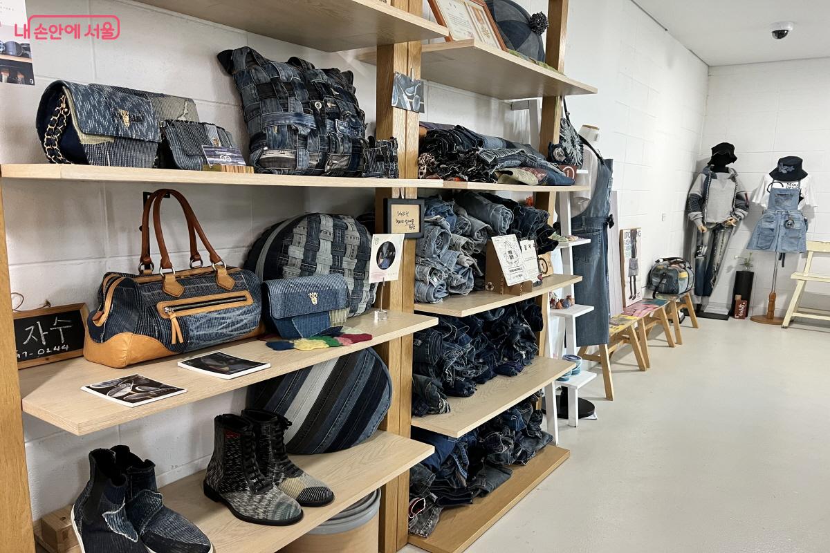 복도에 놓여 있는 상품들도 가까이에서 볼 수 있다. &copy;박지영