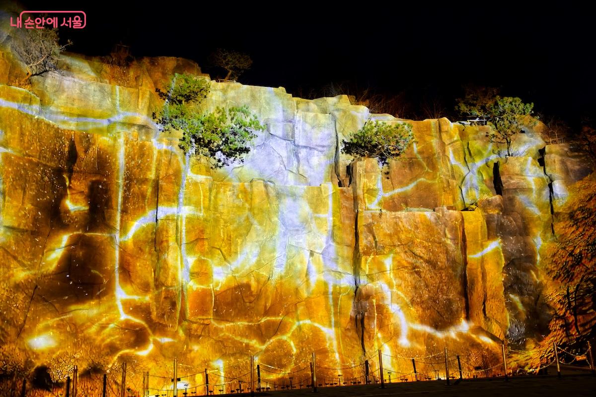 동대문구 최고의 명소로 거듭난 배봉산 숲속폭포 미디어파사드 &copy;임중빈