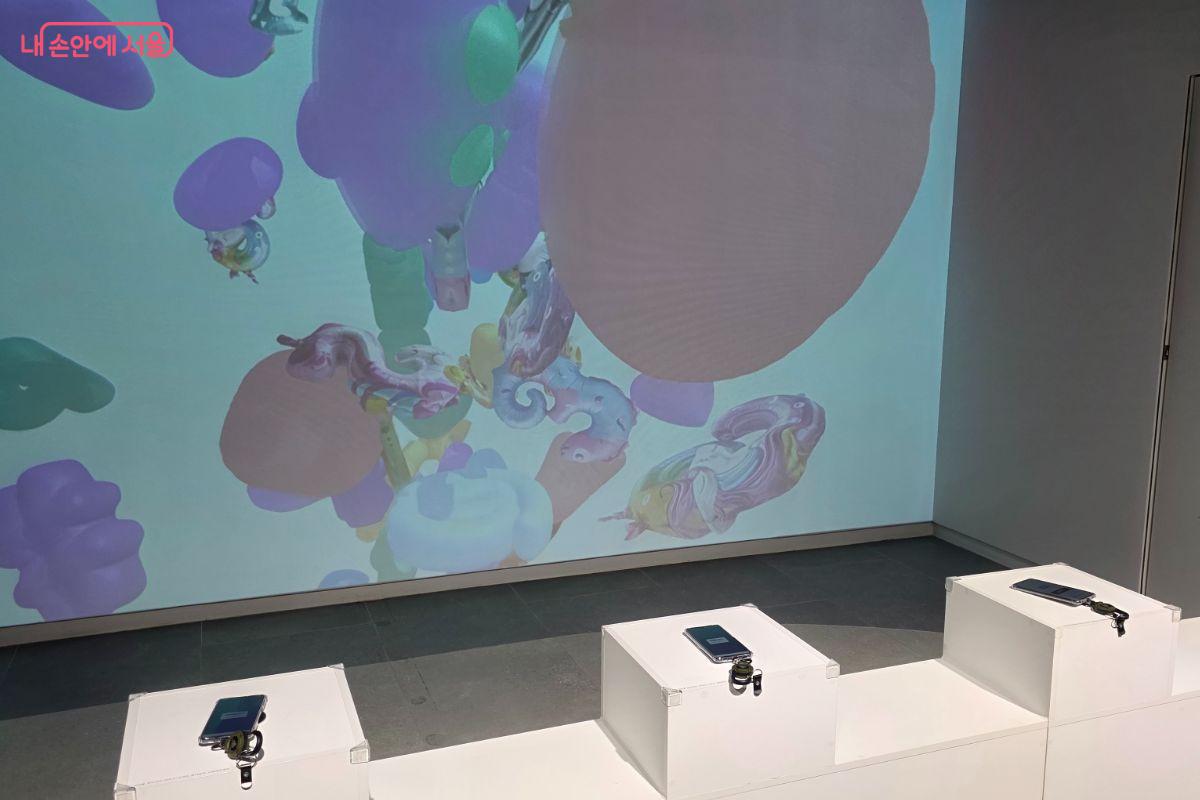 휴대폰 안의 다트를 던져 풍선을 터뜨려 황금 열쇠를 찾는 미션을 해볼 수도 있다.