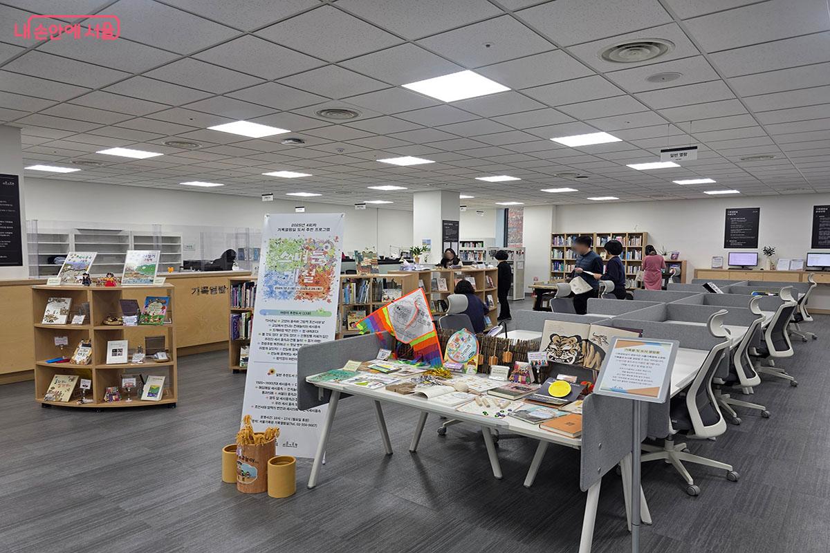 기록열람실에서 취향에 맞는 책을 찾는 사람들 ©이정민