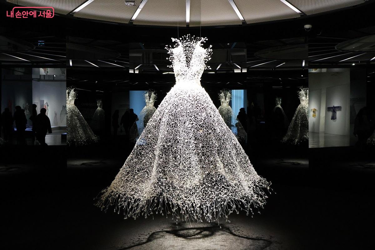 백매, 2024, 철사, 비즈, 직물, 매화의 생명력과 시간의 흐름을 담고 있다. &copy;이봉덕