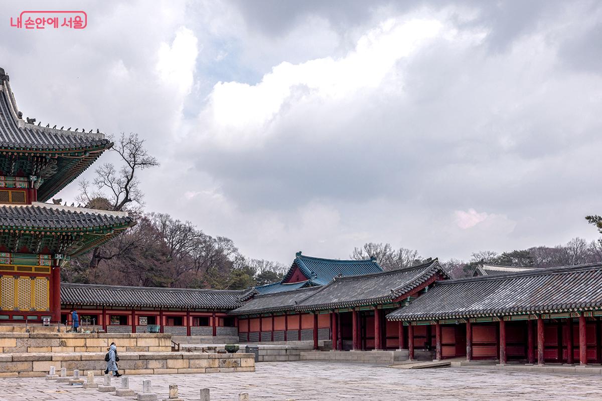 바람에 구름이 빠르게 흐르던 궁궐 풍경 ©장신자