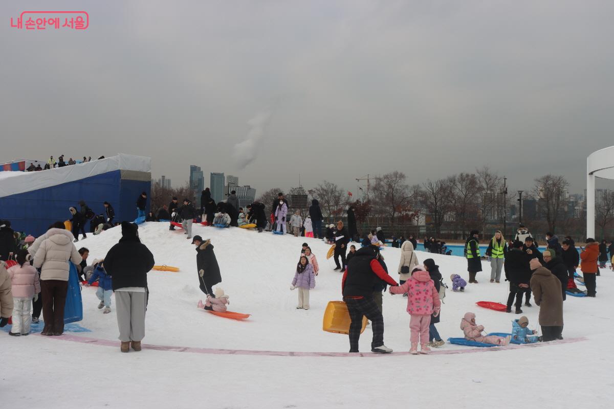아이들과 함께 온 가족 단위 방문객이 많았다. &copy;조수연