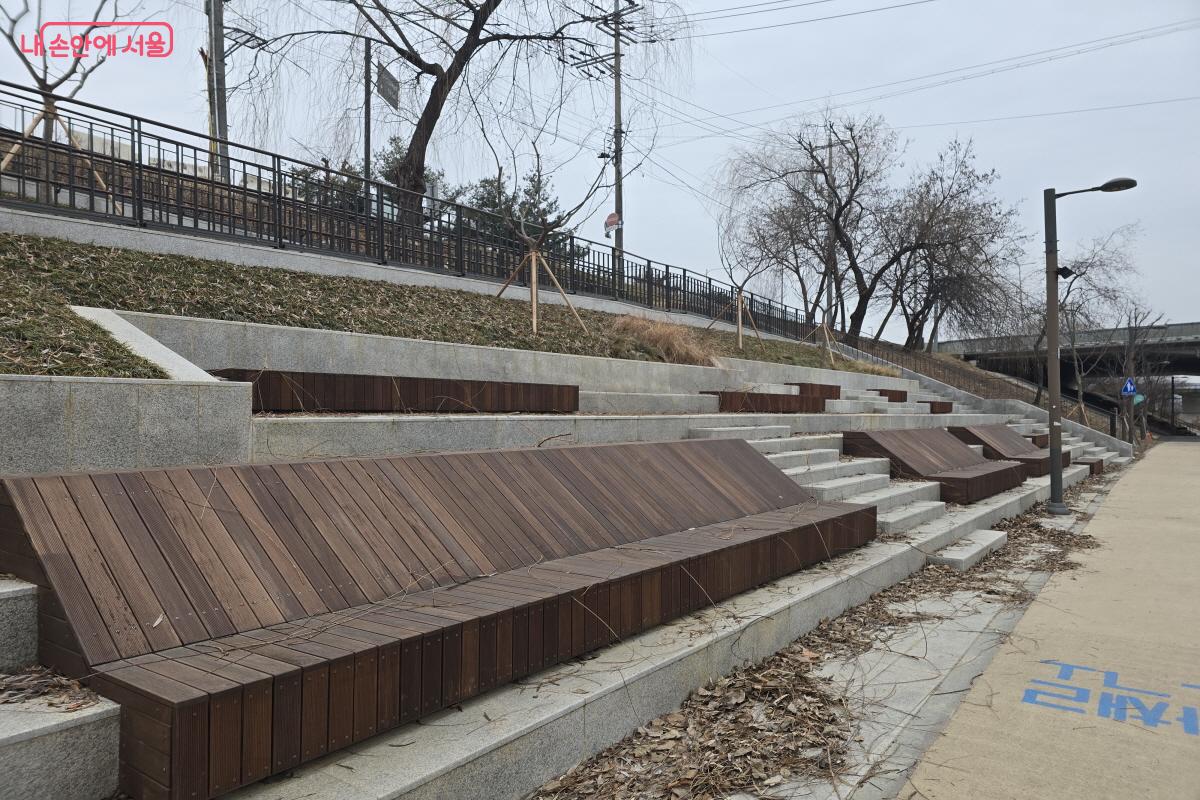 누구나 계단에 앉아서 편히 쉴 수 있다. &copy;조수연