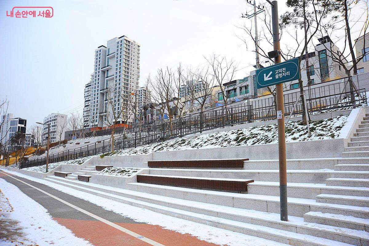 고덕천 수변 스탠드형 쉼터 하단을 &lsquo;물멍자리&rsquo;로 칭한다. &copy;조수봉
