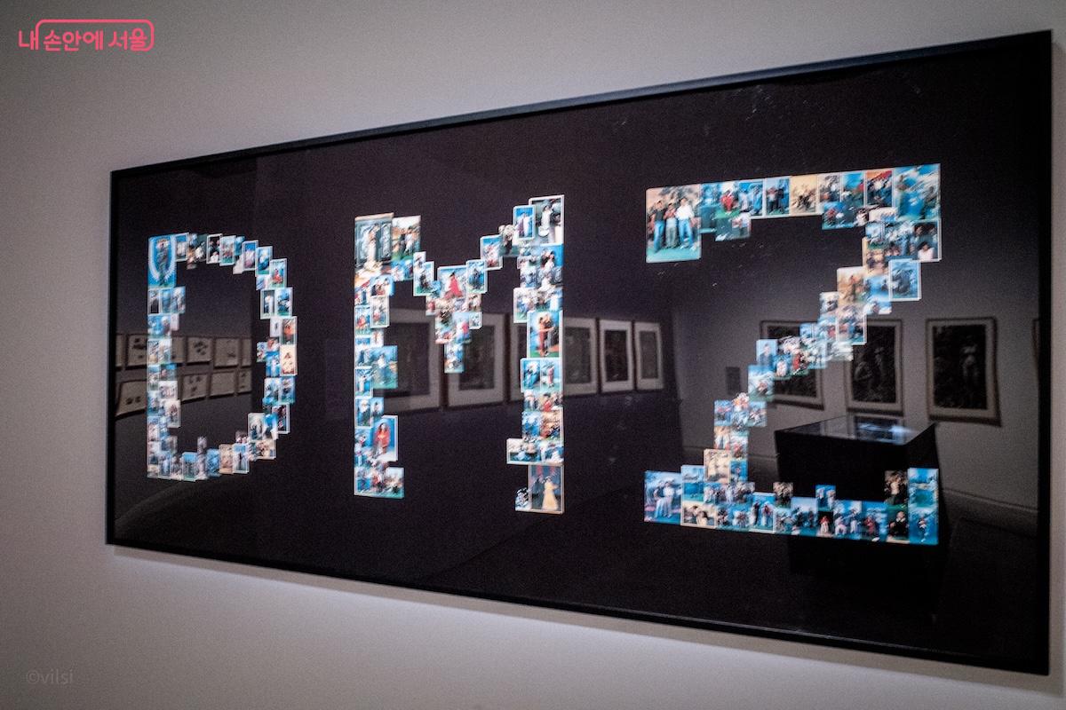 미군부대 주변 사진관에서 수집한 기념사진을 선별하여 재구성한 작품 <DMZ>는 2026년 3월 1일까지 전시된다. &copy;이진형