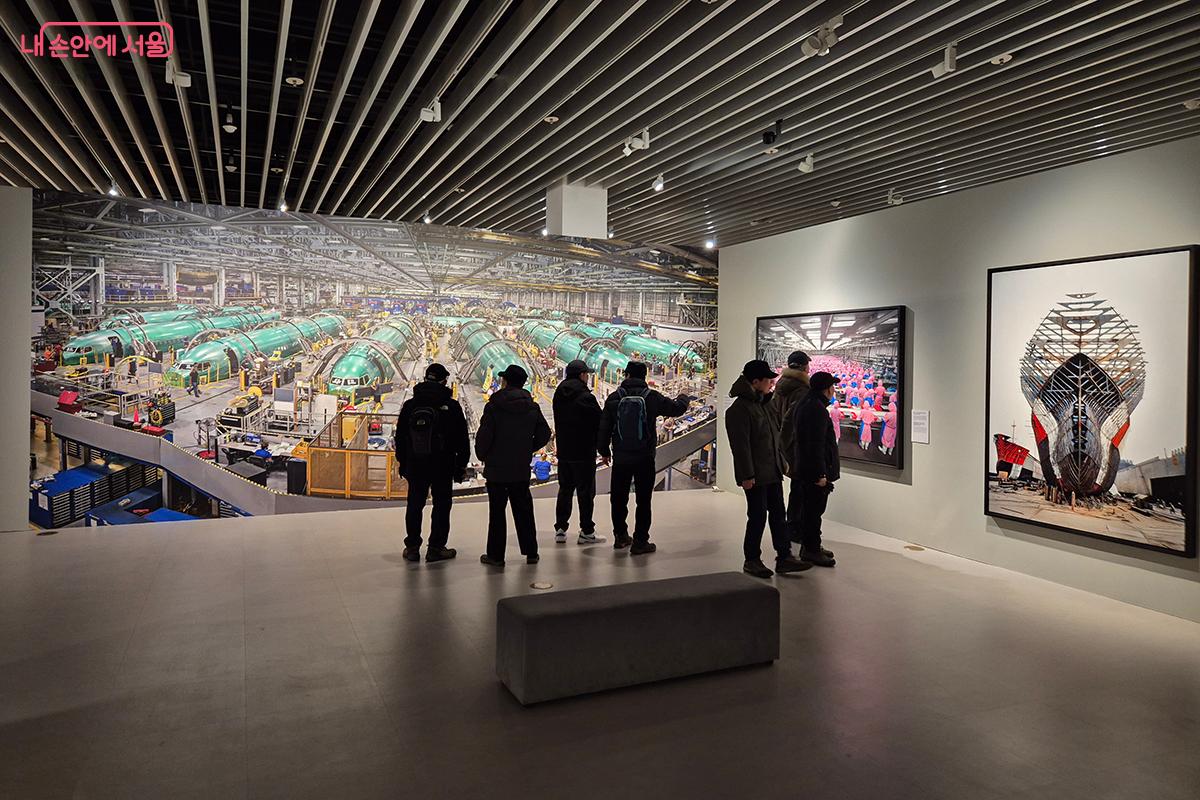 거대한 비행기 조립 공장의 모습 속에 기계화된 문명의 무관심과 비정함이 느껴진다. &copy;이혜숙