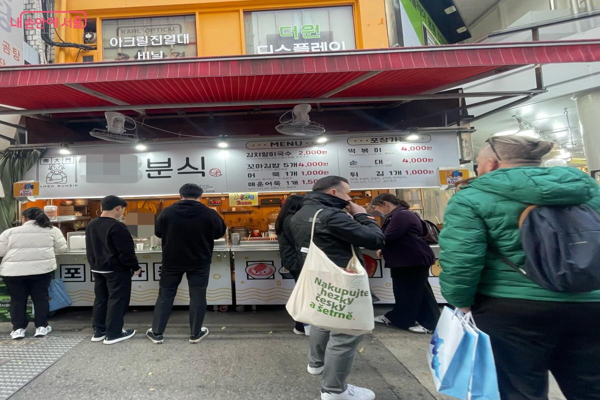 떡볶이를 먹기 위해 줄 서서 기다리는 외국인 관광객들 ⓒ이정민