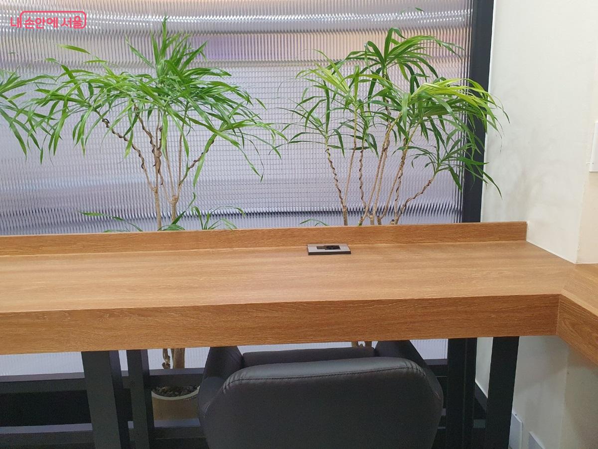 전원 콘센트, 무료 무선인터넷 등이 갖춰져 있는 열린 공간이다. ©엄윤주