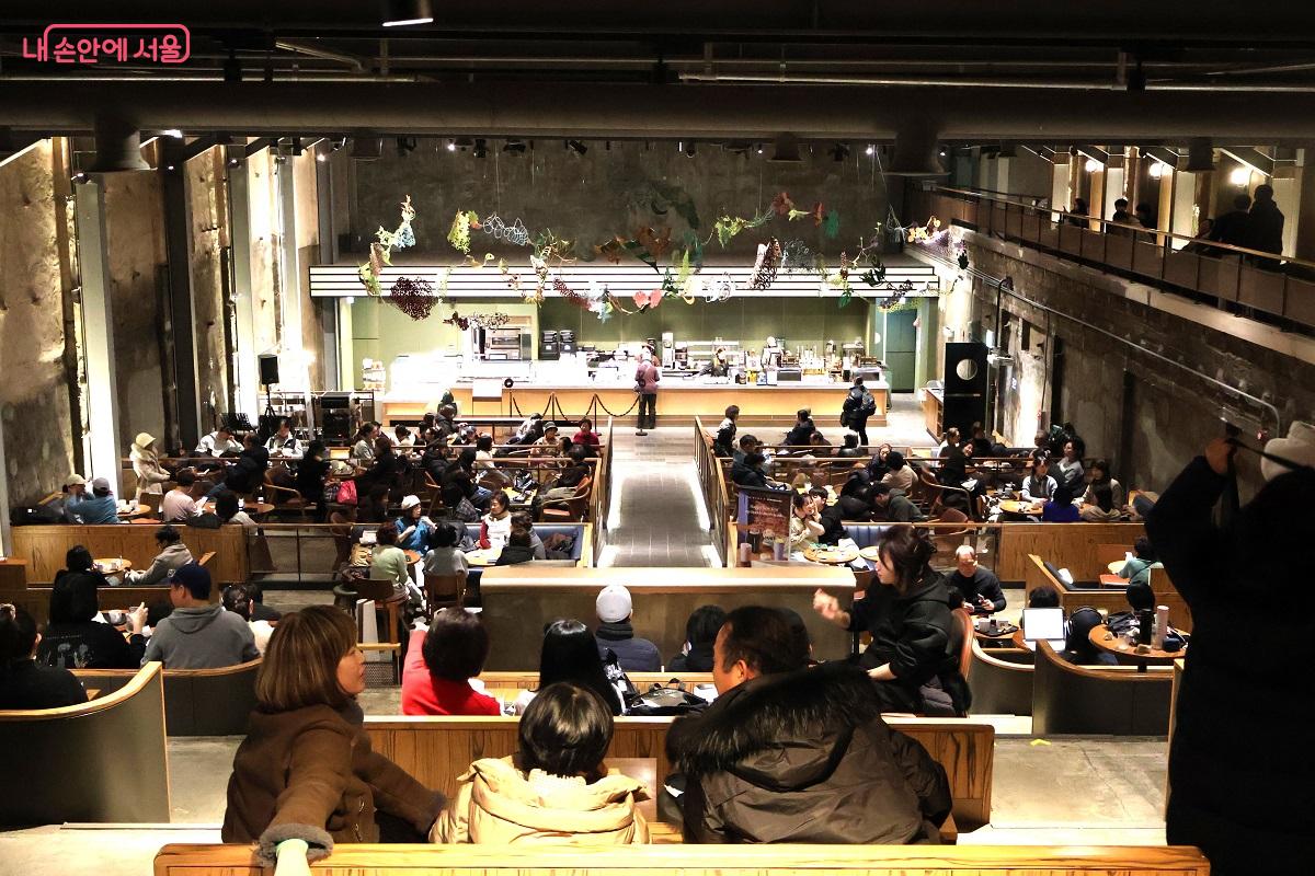 폐쇄된 경동극장의 구조를 그대로 살려 옛 극장의 것을 보존한 공간, 스타벅스 경동1960 &copy;이봉덕