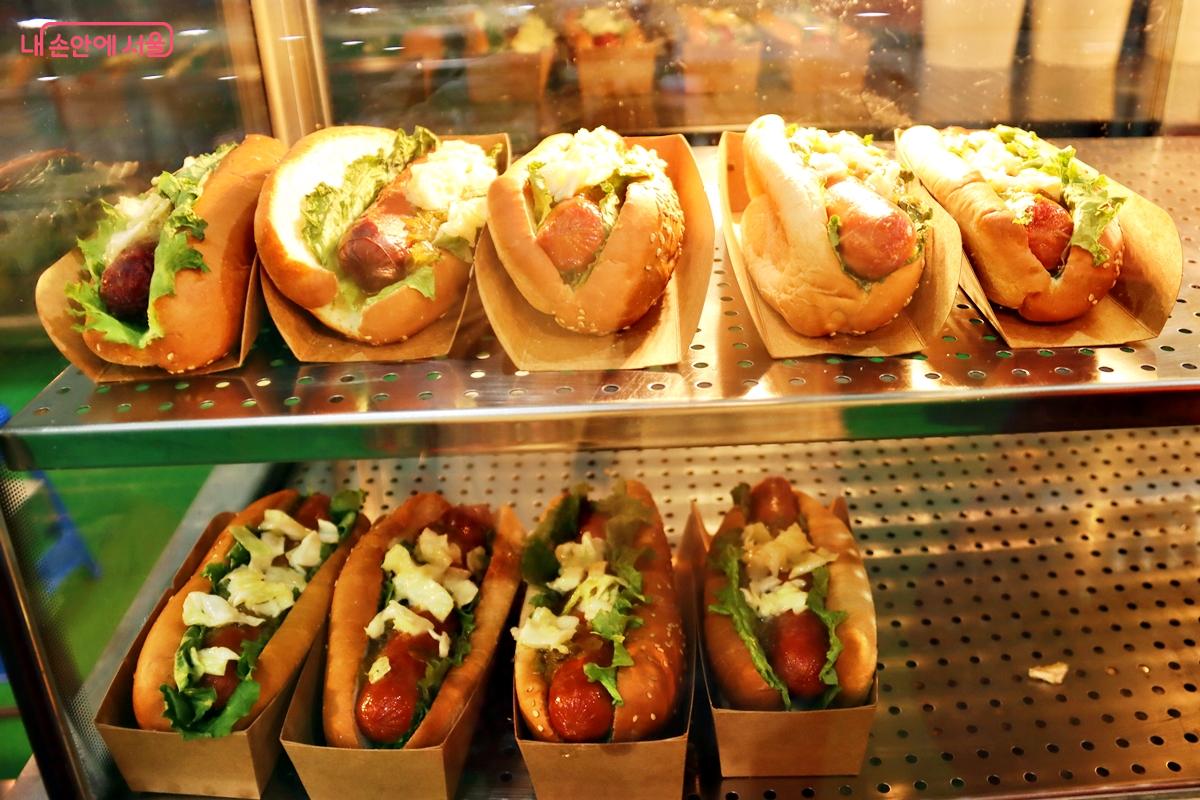 어묵과 떡볶이, 바삭한 핫도그와 피자, 달콤 짭짤한 소떡소떡은 보기만해도 군침이 돈다. &copy;정향선