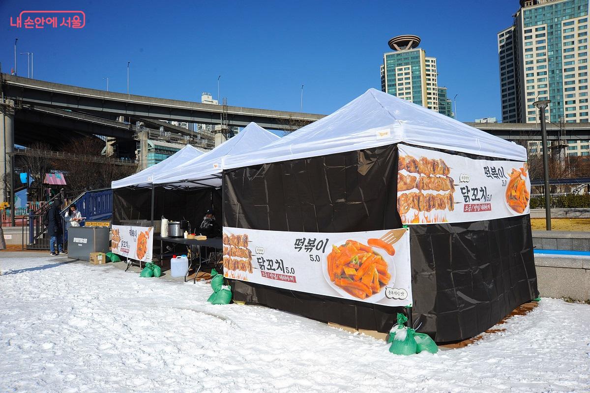 간식을 즐길 수 있는 야외 매점 ©조수봉