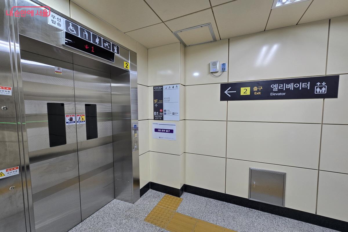 엘리베이터 앞 &copy;조송연
